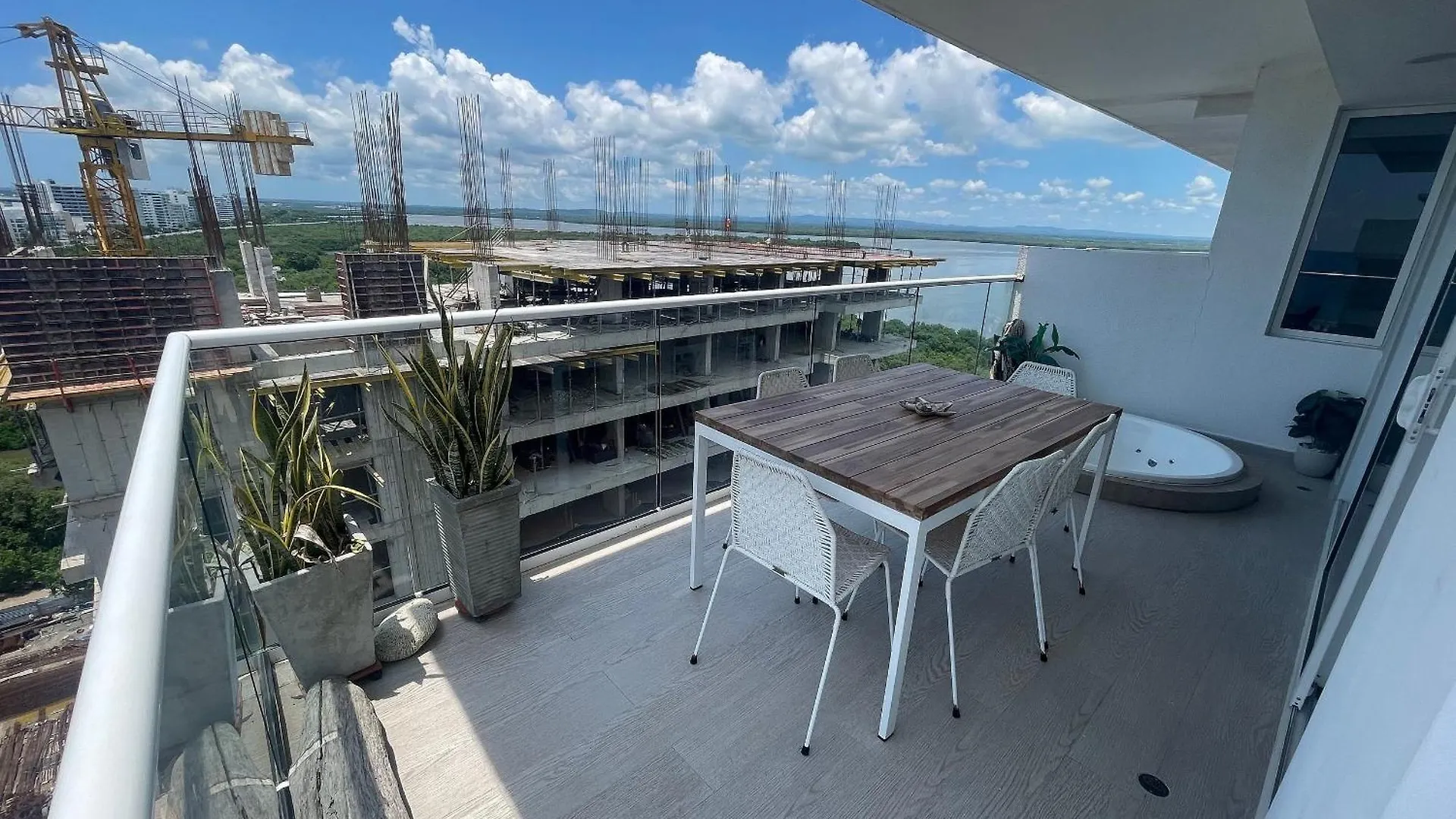 Luxury 2Br Jacuzzi Sea View 14Th Floor location